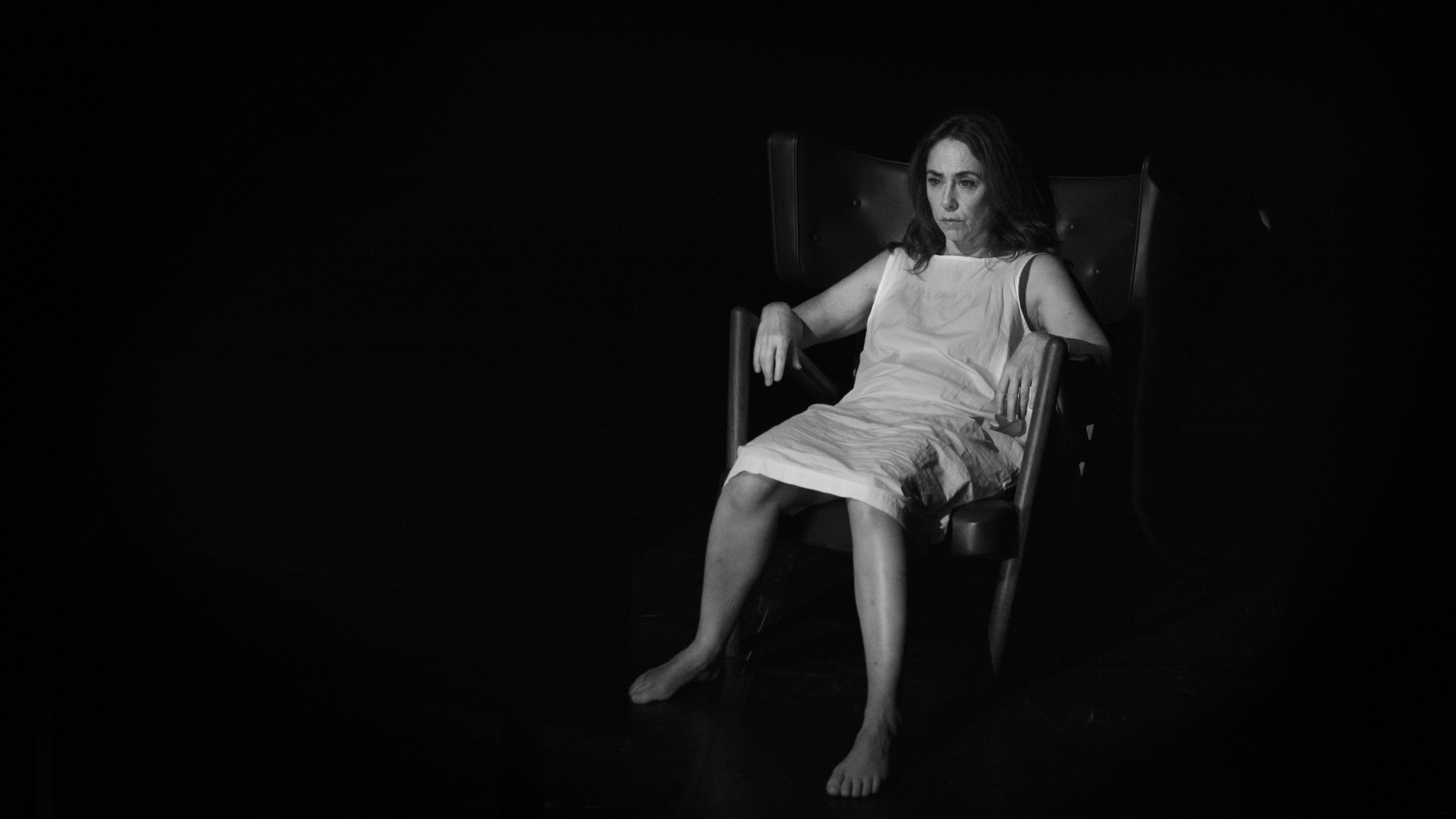 Exit Stage SKÆBNEN Sofie Gråbøl i lænestol